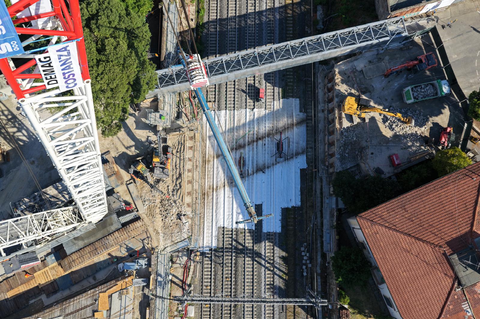 Rimozione del vecchio impalcato (Fonte foto comunicato FS italiane)