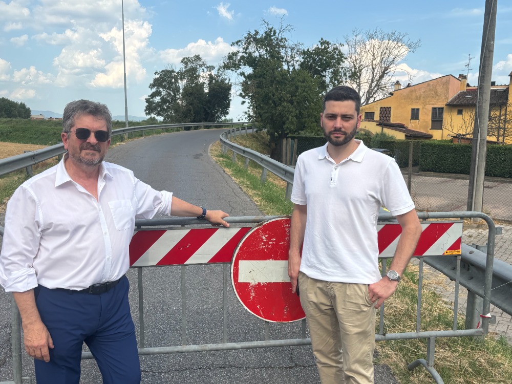 Il sindaco Fossi e l'assessore Di Natale al ponte chiuso a San Mauro a Signa
