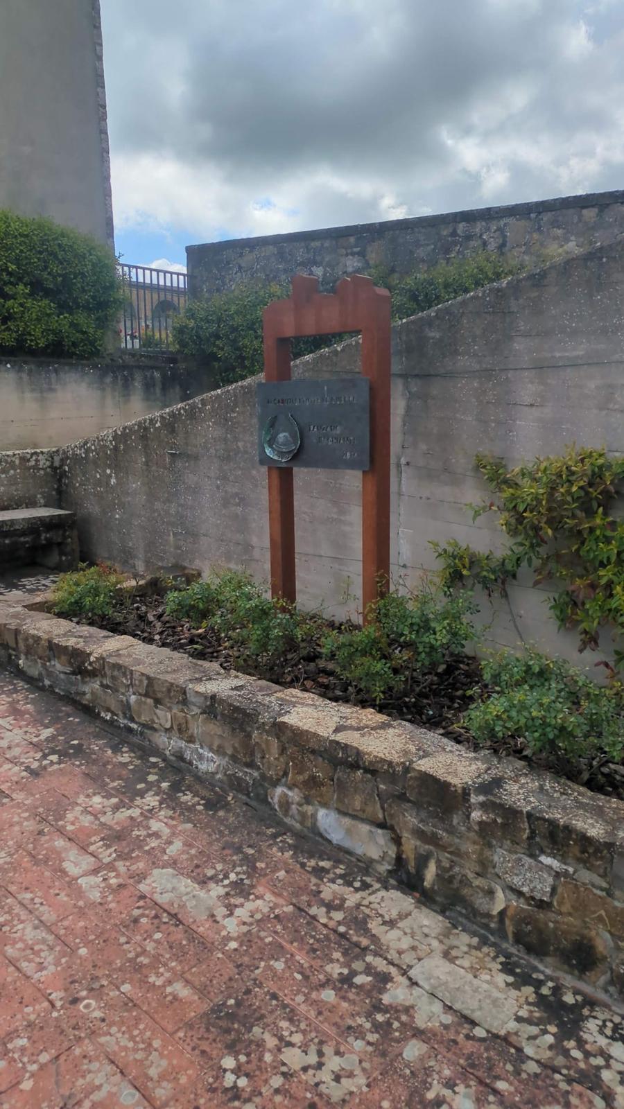 Il monumento ai caduti che è stato trafugato (Fonte foto Comune di Greve in Chianti)