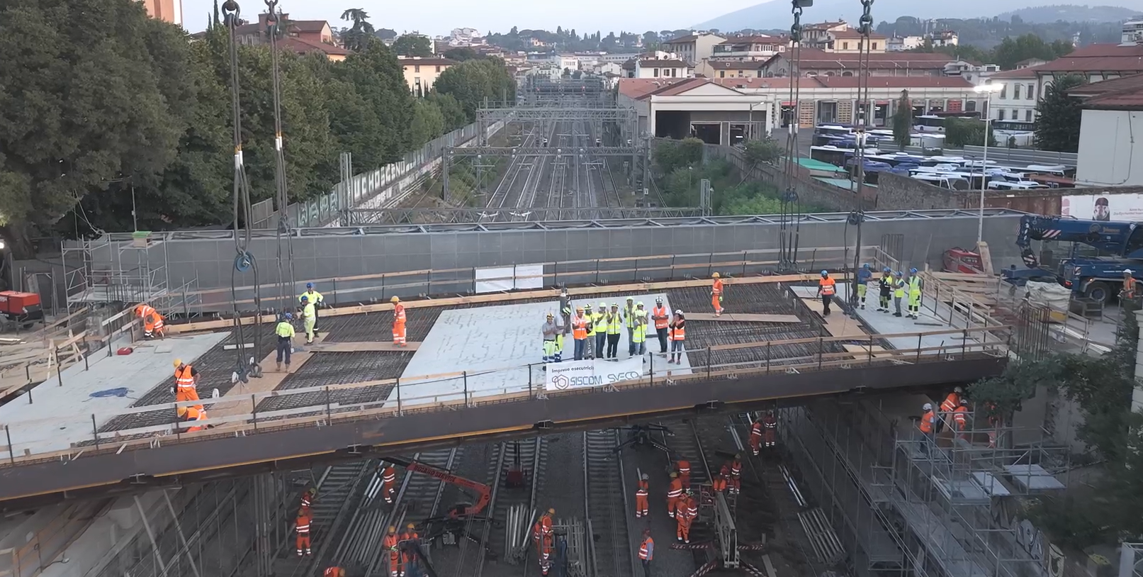 completato nella notte il varo del nuovo cavalcaferrovia stradale 'Ponte al Pino' (Frame video di Servino Domenico © Archivio Multimediale FS)