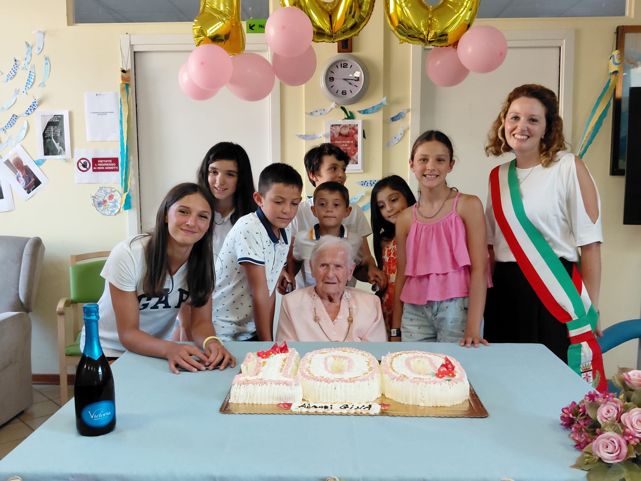 la festeggiata insieme ai familiari e all'assessora Parisi