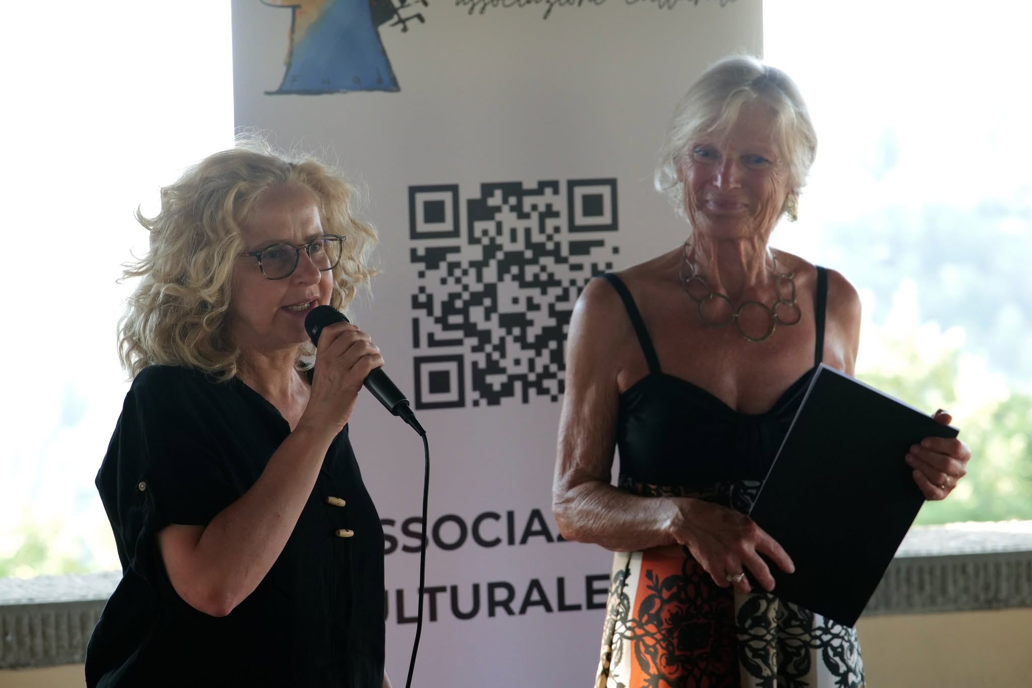 Da sinistra: Assessora Cultura Monica Toniazzi e An Roos, regista (Foto da comunicato Comune di Greve in Chianti)