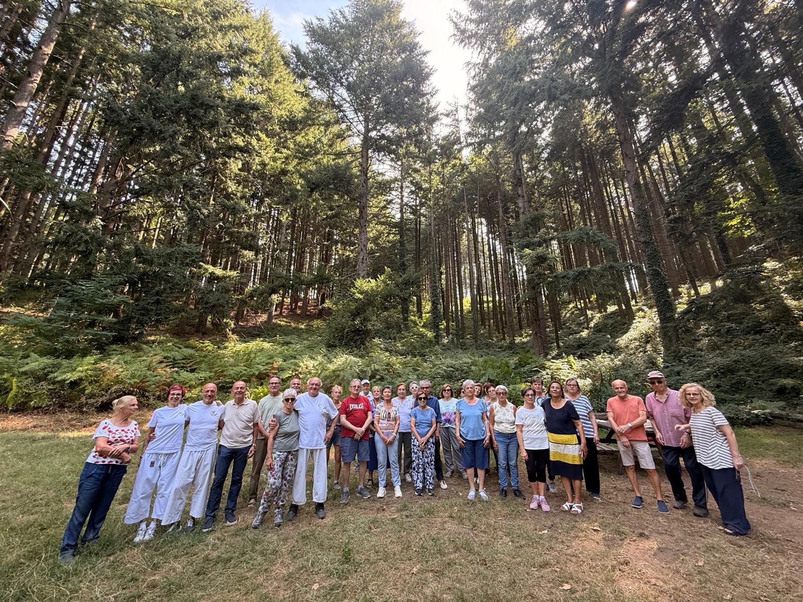 Gli over 65 che hanno praticato karatè ad alta quota con il Maestro marco Diani (Fonte foto comunicato Comune di Greve in Chianti)
