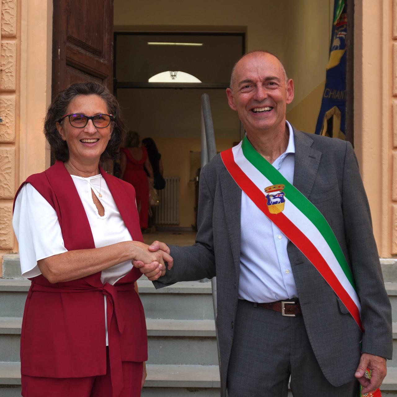 sindaco Paolo Sottani e dirigente scolastica Loredana Iaccarino (Foto da comunicato Comune di Greve in Chianti)