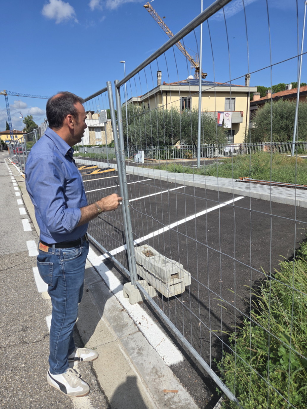 Il sindaco Caporaso nel corso di un sopralluogo nel nuovo parcheggio di via della Massolina (Fonte foto comunicato stampa Comune di Lastra a Signa)