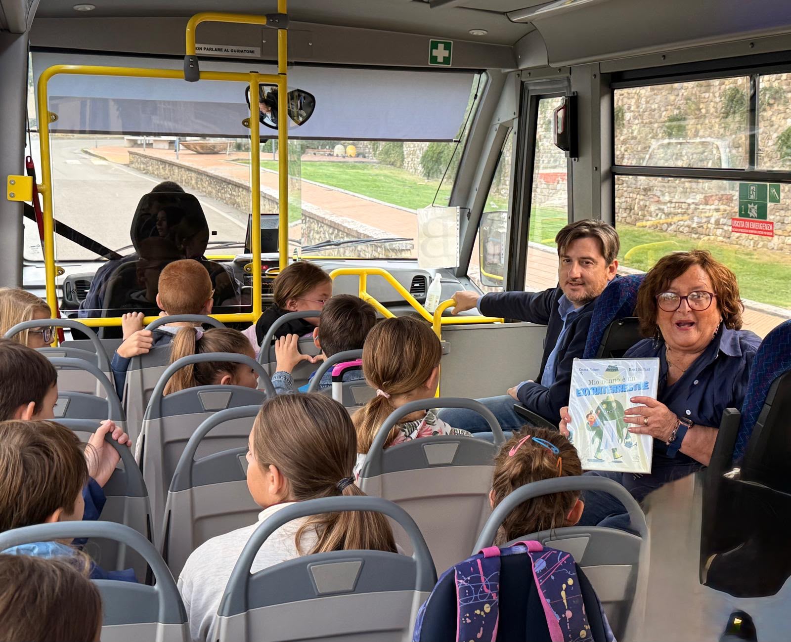 lettura animata sullo scuolabus con nonna Gisella (Fonte foto Comunicato Comune di San Casciano in Val di Pesa)