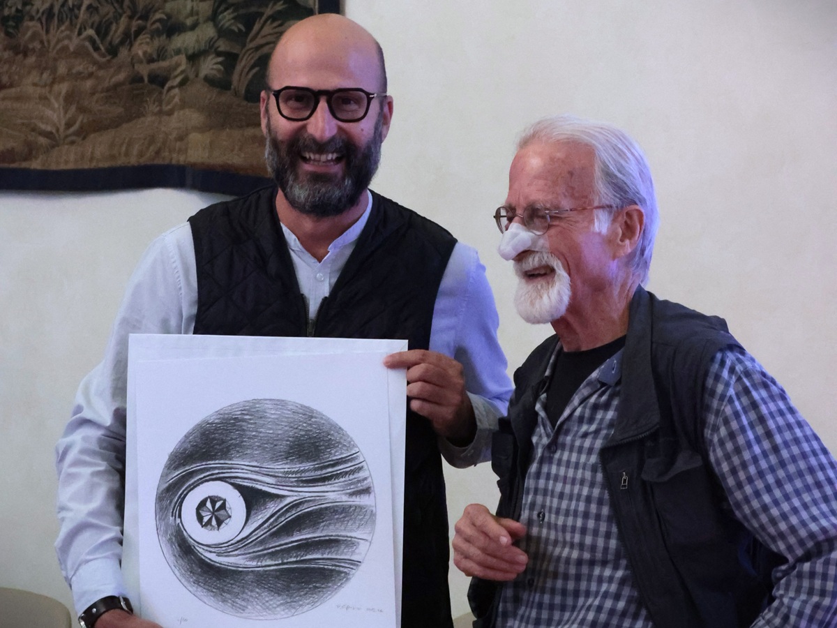 Il Battito delle Gualchiere, in foto Carlo Boni con l'autore del dipinto (foto Antonello Serino - Met Ufficio Stampa)