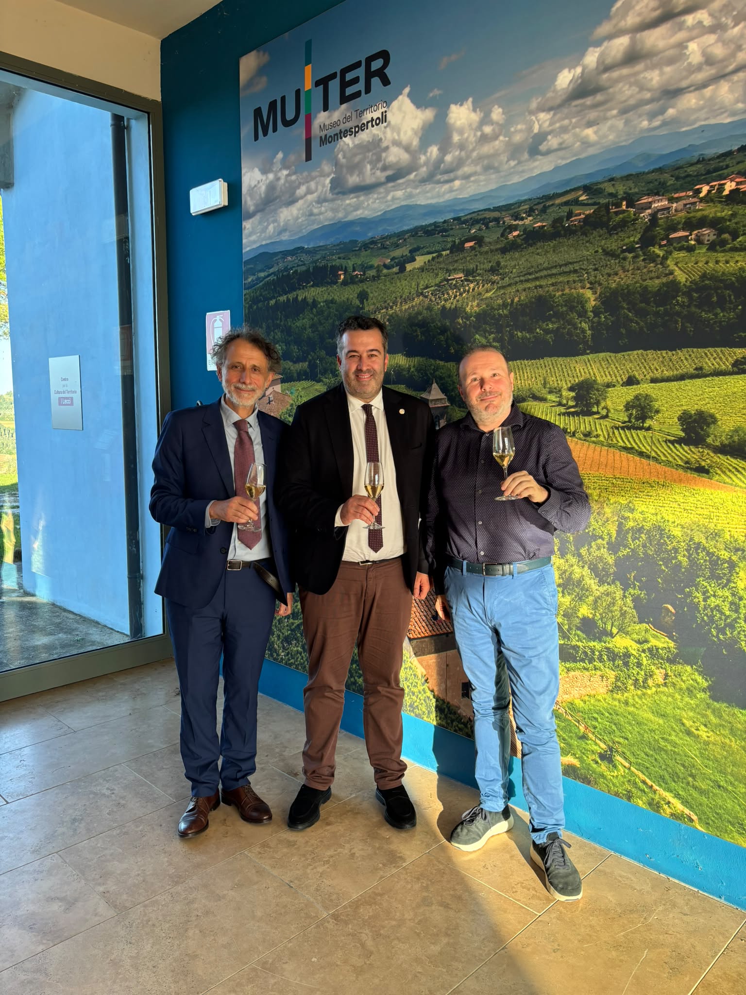 Il direttore del Bureau du Champagne Italia. il sindaco Alessio Mugnaini e l' ambasciatore dello Champagne in Italia nel 2018 (Fonte foto comunicato Comune di Montespertoli)