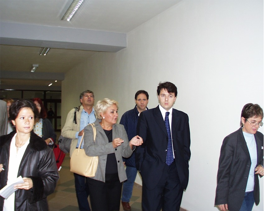 Monciati e Renzi, al centro, durante la visita all'Elsa Morante