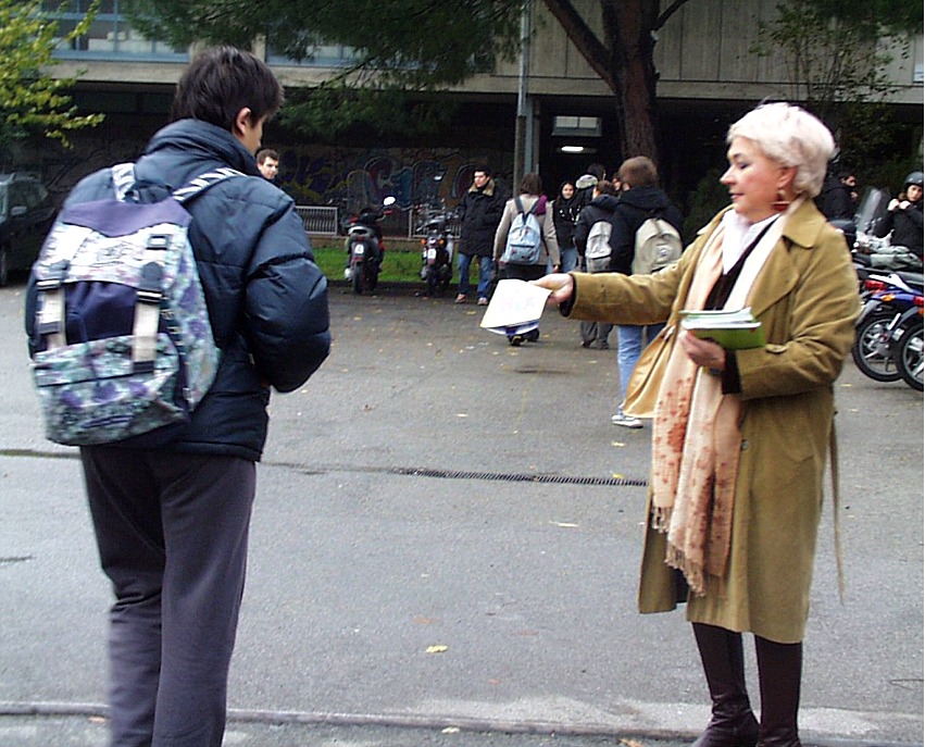 Monciatti distribuisce i vademecum sull'Hiv davanti al Liceo Gramsci