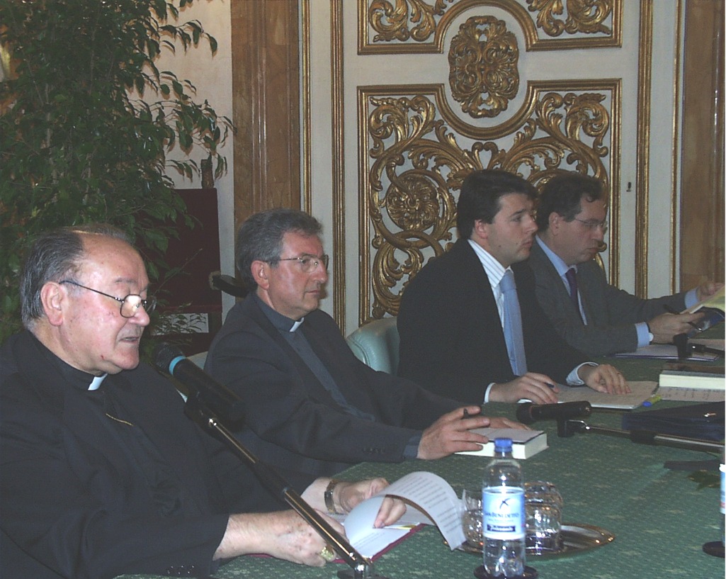 Da sinistra il cardinale Martino, don Giovanni Momigli, il presidente Renzi