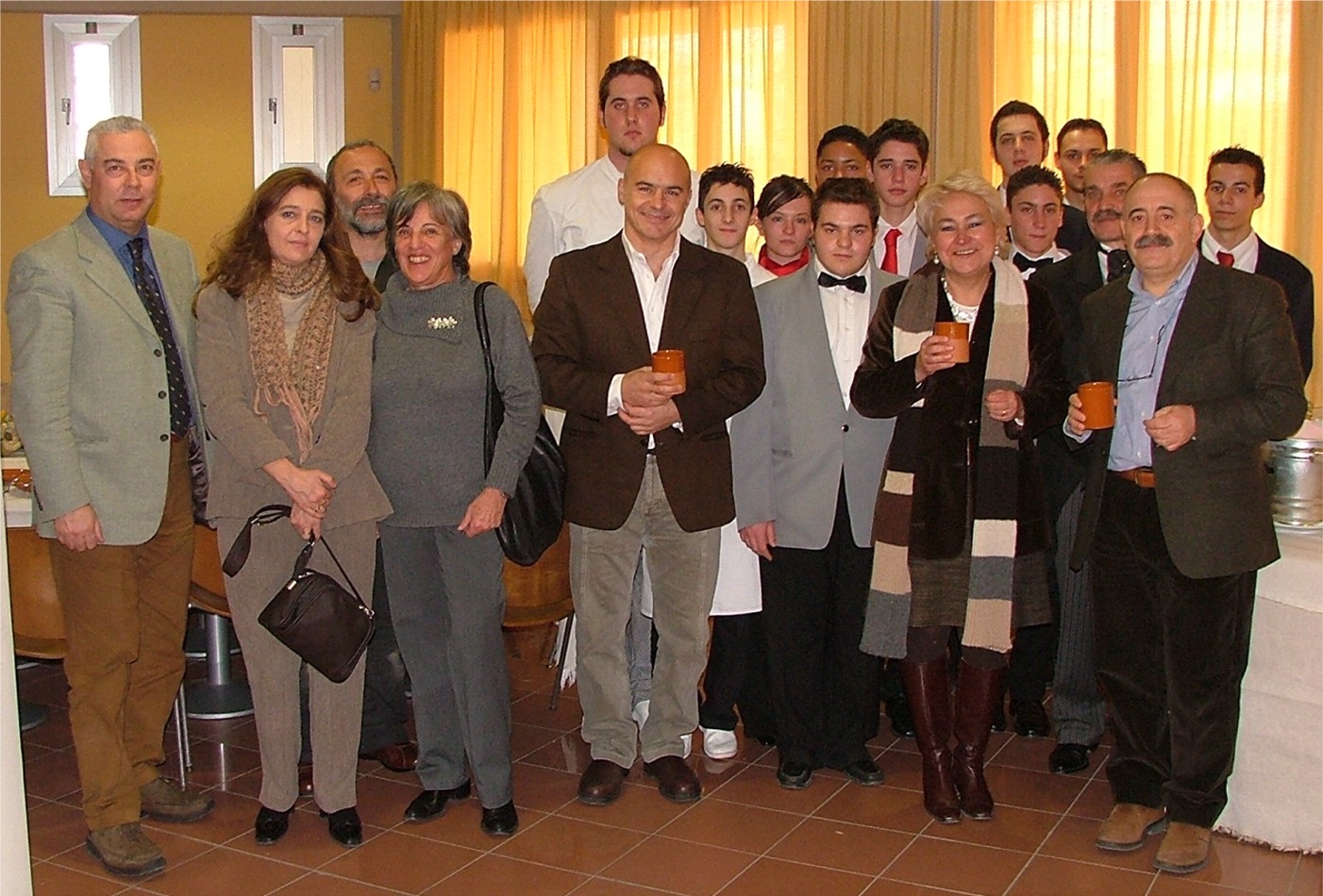 L'assessore provinciale alla pubblica istruzione Marzia Monciatti (seconda da destra in prima fila) con Luca Zingaretti (al centro) e gli allievi e insegnanti dell'Istituto alberghiero 