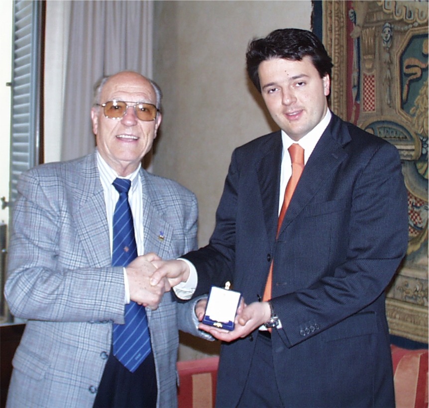 Il presidente dell'ANCR Nannoni consegna al presidente della Provincia Renzi la medaglia dei combattenti e reduci
