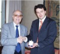 Il presidente dell'ANCR Nannoni consegna al presidente della Provincia Renzi la medaglia dei combattenti e reduci