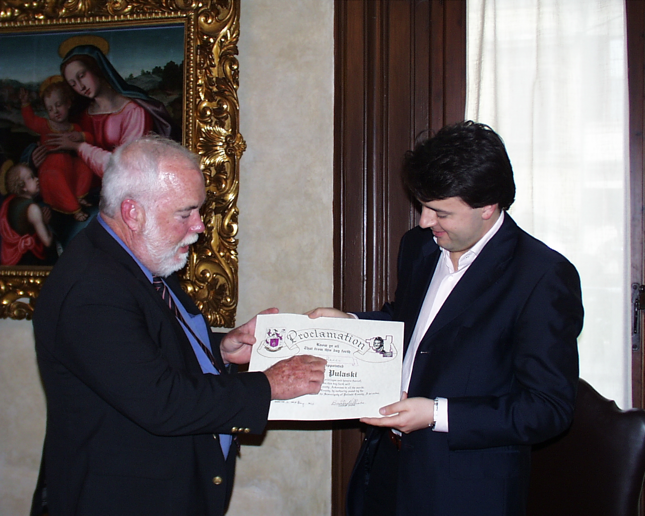 Il presidente della Contea consegna a Renzi il riconoscimento di Count of Pulaski