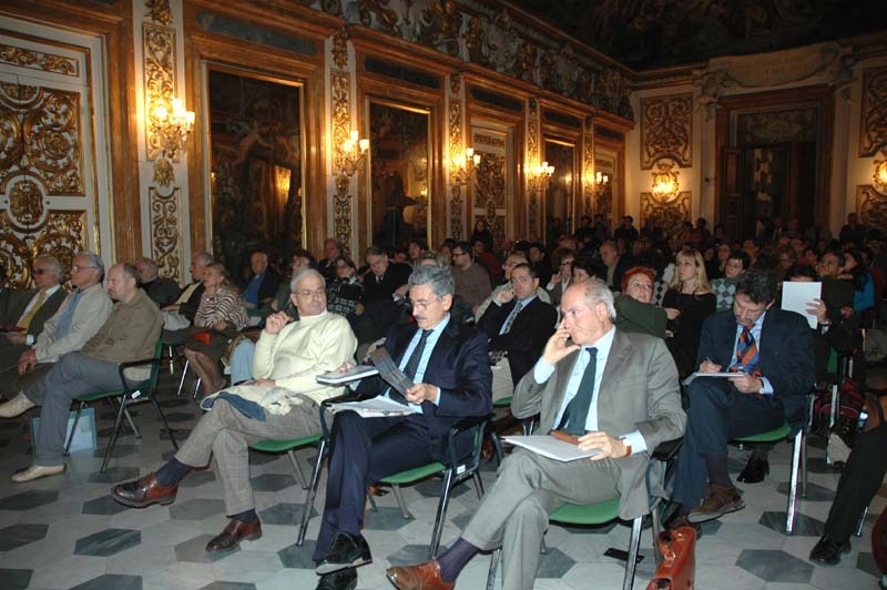 Massimo D'Alema fra il pubblico del convegno sulla parola 'Democrazia' (Foto Riccardo Seghezzi)