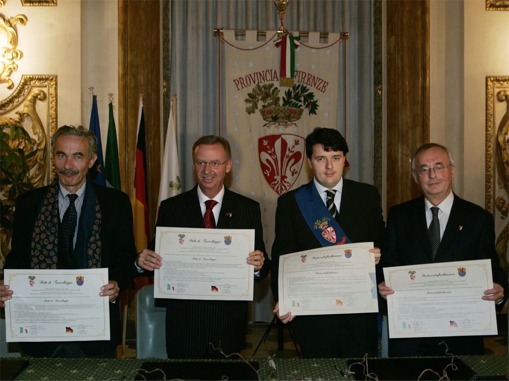 I protagonisti della firma con l'atto di gemellaggio: a sinistra nella foto, accanto a Matteo Renzi, il Presidente Alfred Jakoubek (Foto Torrini Fotogiornalismo)