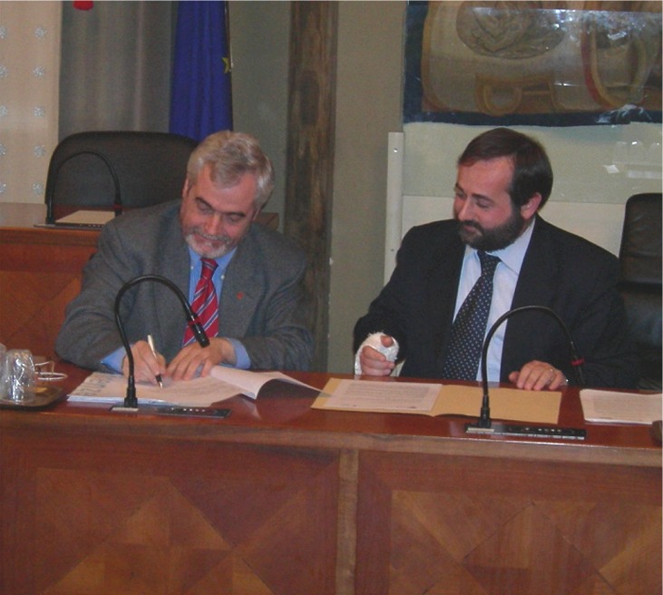 Il momento della firma, a sinistra Paolo Ignesti, a destra Alessandro Martini
