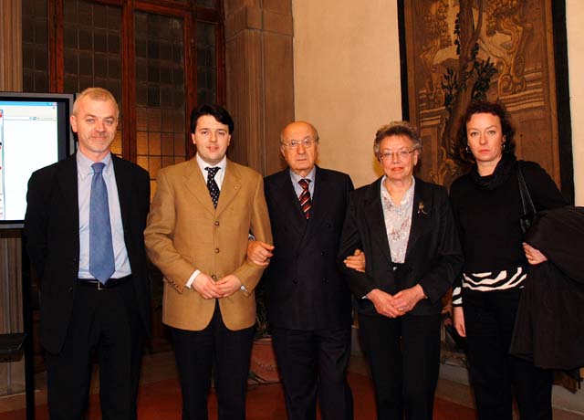 Da sinistra Lapo Pistelli, Matteo Renzi, Ciriaco de Mita, Alessandra e Tiziana pistelli