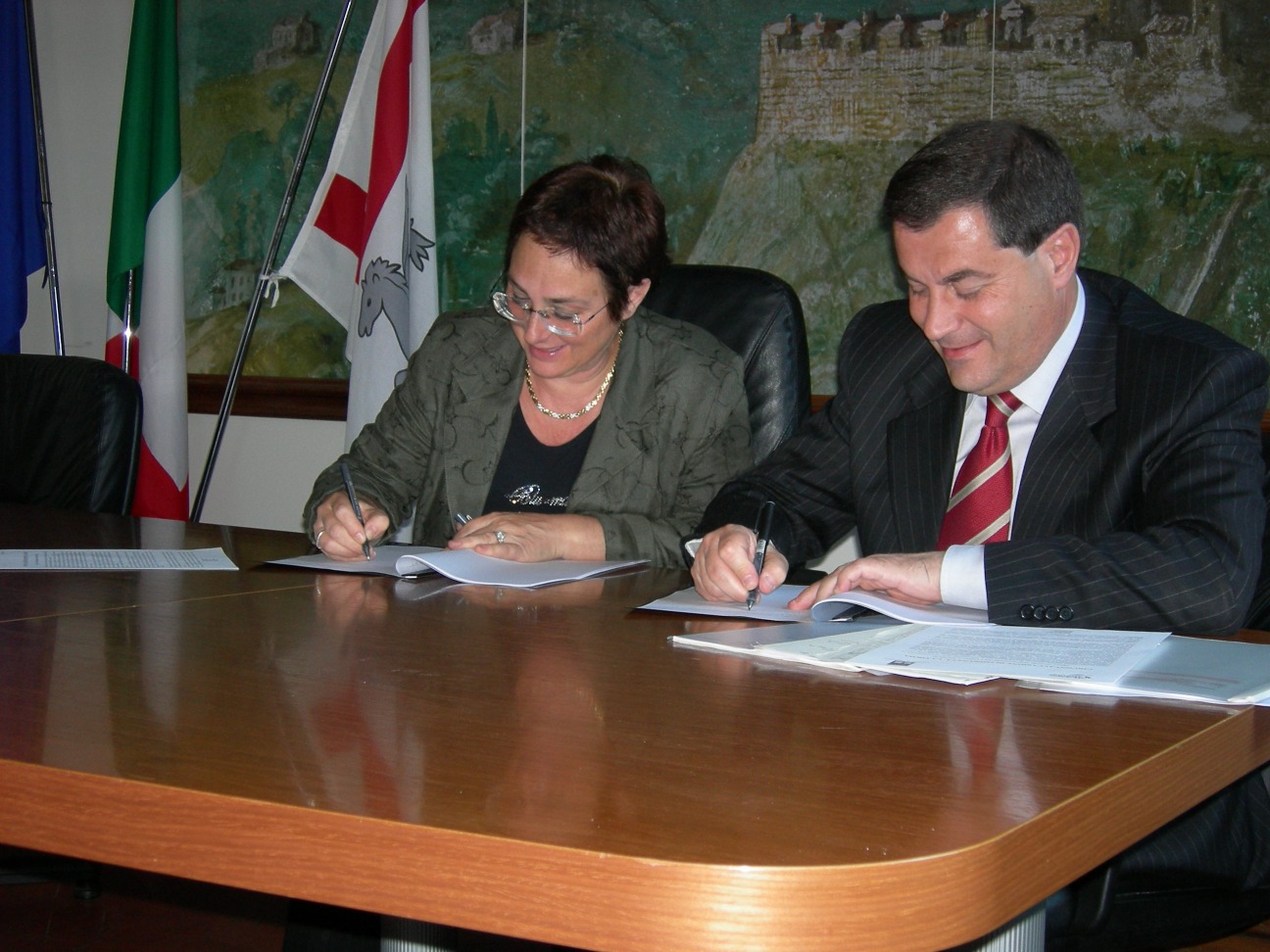 Firma dell'accordo di programma per la Circonvallazione di Impruneta. Da sinistra il sindaco Ida Beneforti e l'assessore provinciale alla viabilit Stefano Giorgetti