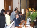 Il Ministro Rutelli al desk del servizio di prenotazioni dell'Apt di Firenze alla Galleria degli Uffizi