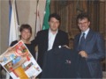 Renzi riceve dagli organizzatori le insegne e il programma di Roverway 2006