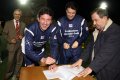 La firma dell'accordo: da sinistra, Giovanni Galli, Matteo Renzi