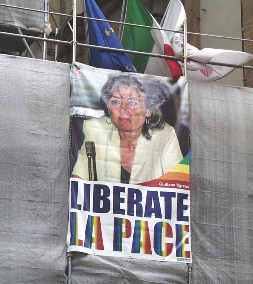 Il poster per la liberazione di Giuliana Sgrena su Palazzo Medici Riccardi