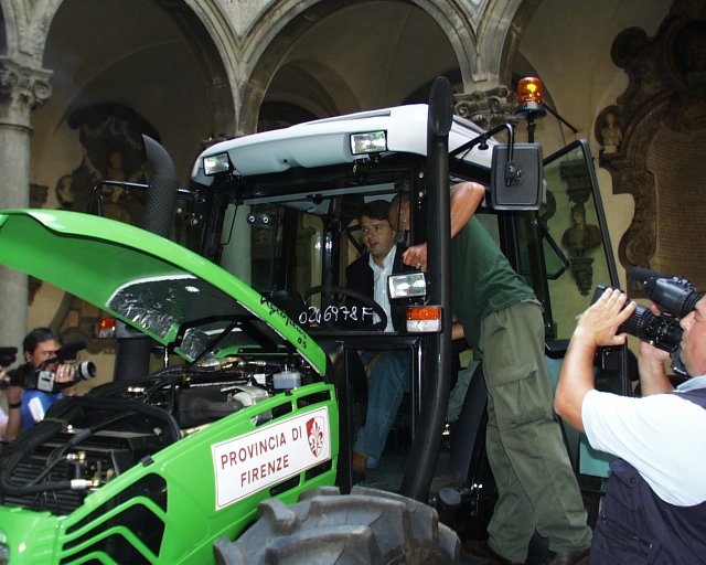 Dimostrazione con il trattore ecologico durante l'incontro in Palazzo Medici Riccardi