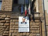 Il poster con l'appello per la liberazione di Mastrogiacomo sulla facciata di Palazzo Medici Riccardi