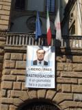 Il poster con il volto di Daniele Mastrogiacomo sulla facciata di Palazzo Medici Riccardi a Firenze