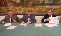 La firma dell'accordo: da sinistra Privitera, Condorelli, Nigi