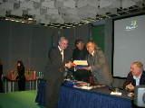 L'assessore Luigi Nigi ritira il Premio "Città Ideale" a conclusione dell'edizione 2008 di Dire e Fare