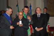 A sinistra l'assessore provinciale Giovanni Di Fede, dietro l'insignito Sestilio Dirindelli, sindaco del suo comune Tavarnelle Val di Pesa, e a destra il prefetto Paolo Padoin