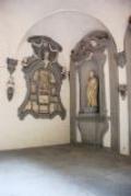 La collocazione del rilievo nel cortile di Palazzo Medici Riccardi
