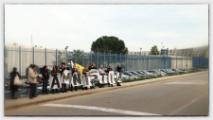 Un momento della manifestazione svoltasi stamani davanti al carcere fiorentino di Sollicciano