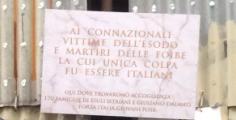 La targa mobile affissa davanti a Sant'Orsola