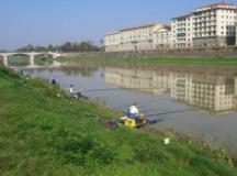 Pescatori lungo l'Arno a Firenze