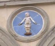 Uno dei putti di Andrea della Robbia sulla facciata dell'Istituto degli Innocenti