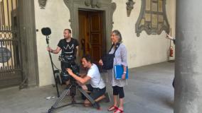 La regista Lucy Swingler dirige le riprese di 'Invisible Florence' in Palazzo Medici Riccardi per la Bbc