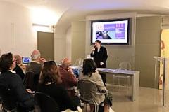 Antonietta Ida Fontana illustra il programma della III Settimana delle Associazioni Culturali (foto di Antonello Serino, Ufficio Stampa - Redazione di Met)