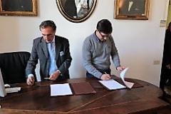Pasquale Maiorano e Dario Nardella firmano l'intesa tra Conservatorio Cherubini e Città Metropolitana di Firenze (foto di Antonello Serino, Ufficio Stampa - Redazione di Met)