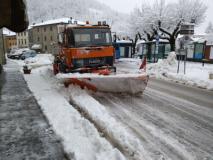 Gli operatori della Protezione civile e della Viabilità della Città Metropolitana di Firenze in azione per liberare le strade dalla neve