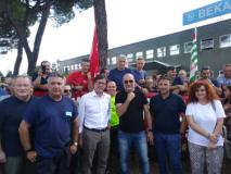 Il Sindaco metropolitano Dario Nardella con i lavoratori della Bekaert e la Sindaca Giulia Mugnai