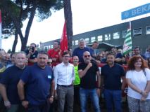 Il Sindaco metropolitano Dario Nardella con i lavoratori della Bekaert e la Sindaca Giulia Mugnai