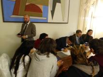 Il Sindaco Dario Nardella e gli studenti siglano il verbale dell'incontro in Palazzo Vecchio