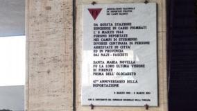 La lapide che ricorda alla Stazione centrale di Firenze la deportazione degli antifascisti fiorentini