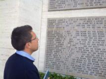 Paolo Gandola davanti alla lapide con i nomi di soldati alleati caduti per l'Italia