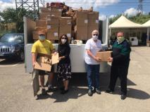 La donazione dei kit alimentari presso la Sala di Protezione civile dell'Olmatello