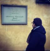 Gangola davanti alla targa in memoria del giudice Caponnetto presente presso la Limonaia di Villa Montalvo a Campi Bisenzio. 
